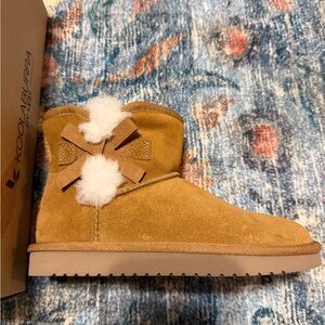 NIB koolaburra by UGG 13c mini boots fur lined with bows chestnut winter snow